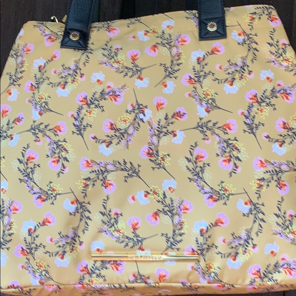 New Steve Madden Tote with Purse - Picture 2 of 16